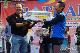 Pemkab Bekasi kembangkan usaha ekonomi kreatif berbahan limbah kayu warga Kedungwaringin