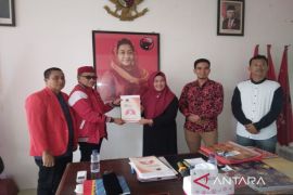 Asmani Arif daftar di PKS dan PDIP ikut Pilkada Bupati Kolaka 2024