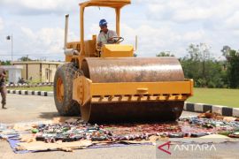 Polda musnahkan 961 botol miras dan tahan tiga tersangka
