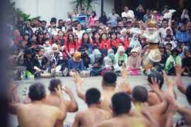 Kemenpora ajak  Red Sparks keliling TMII sebelum pulang ke Korsel