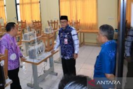 Banjarmasin tingkatkan keterampilan penjahit pakaian