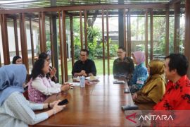 Perempuan Dayak kuping panjang ikut misi kebudayaan  di Belanda