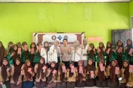 Mahasiswa Universitas Haluoleo edukasi pelajar cegah penyakit DBD di Kendari