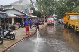 Usai pembongkaran lapak PKL, BPBD semprot jalan irigasi Sipon