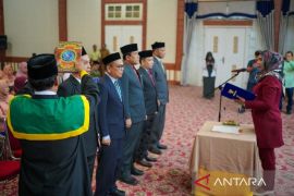 Lima komisioner KIP dilantik, Pj Bupti Nagan Raya ingatkan tetap jaga netralitas