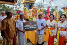 Pemkab Badung serahkan bantuan Rp2 miliar untuk bantu Pura Sanatanagama UGM