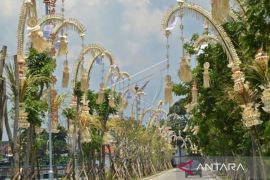 Pemprov Bali pasang penjor di rute ke lokasi World Water Forum