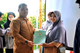 Pemkab Aceh Besar serahkan 60 sertifikat retribusi tanah