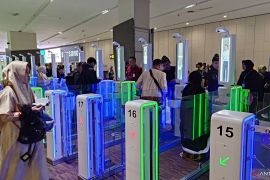 Perlintasan penumpang melalui Bandara Soetta naik 10 persen