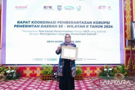Pemkot Pangkalpinang terima penghargaan dari KPK sebagai pemda dengan peningkatan nilai MCP tertinggi wilayah II