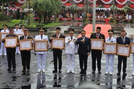 Pemkot Surabaya terima penghargaan saat Hari Otoda XXVIII dari Kemendagri