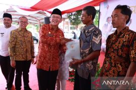 Kantor Pertanahan Bekasi serahkan 100 sertifikat milik warga program PTSL