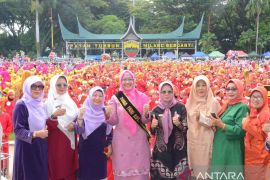 Bunda PAUD Ny. Genny Hendri Septa Hadiri Tari Massal Murid TK Se Kota Padang