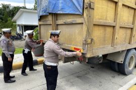 Polres Siak pasang stiker cahaya pada truk di Tol Permai