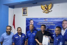 Pj Wali Kota Ambon ambil formulir penjaringan balon wali kota di lima parpol