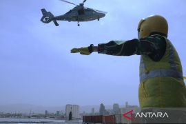 Helikopter TNI AL berlatih kirim barang dari udara di Laut Mediterania Lebanon