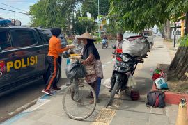 Personel Polda Jambi bagikan ratusan paket makan siang gratis kepada warga