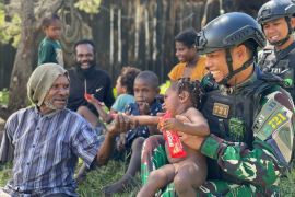 Prajurit Satgas Yonif 721/Mks pererat hubungan masyarakat Papua