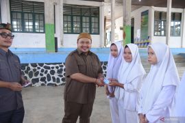 Dolly Pasaribu fasilitasi pelajar SMA se Tapsel dapatkan e-KTP