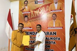 Ketua BPP Maluku ambil formulir daftar calon wakil wali kota Ambon ke Hanura
