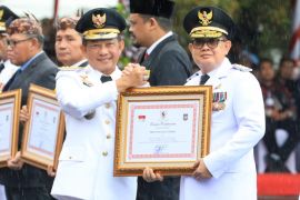 Pj Gubernur Jatim Adhy terima penghargaan dari Mendagri di Hari Otoda XXVIII