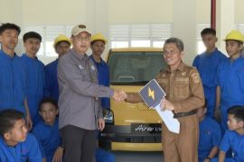 Presiden Jokowi penuhi janji kirim mobil listrik praktikum ke SMKN 1 Rangas