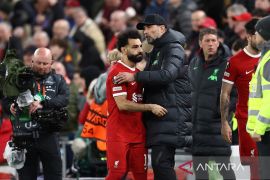 Juergen Klopp dan Mohamed Salah berdebat di pinggir lapangan