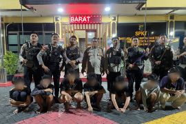 Polisi tangkap 12 remaja diduga hendak tawuran di dua lokasi wilayah Jakarta Barat