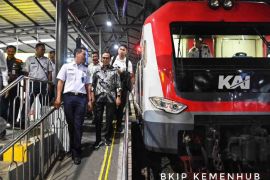 Menhub sebut kereta menuju Bandara YIA efisienkan perjalanan penumpang