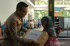 Polres Bangka Barat salurkan bantuan sembako ke warga kurang mampu