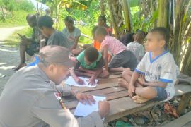 Polres Jayapura ajarkan baca tulis 36 anak Papua di Sentani