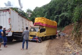 Personel Polsek Camba mengurai kemacetan lalulintas di poros Camba