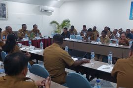 Papua Barat serahkan 12 unit aset/OPD ke Papua Barat Daya