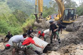 Satgas Yonif 721/Mks perbaiki jalan lintas di Tolikara-Puncak Jaya