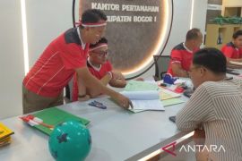 Pegawai BPN Bogor kenakan kostum merah putih bentuk dukung Timnas
