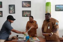 Sekda Jayapura donasikan 50 buku tingkatkan literasi generasi muda Papua
