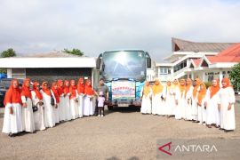 Bupati Dolly Pasaribu lepas keberangkatan rombongan halal bihalal BKMT Tapsel ke Medan