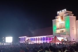 Wali Kota Aditya bersama ribuan warga "nobar" Timnas di Balai Kota