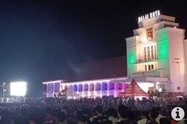 Wali Kota Banjarbaru "nobar" timnas bersama ribuan warga di Balai Kota