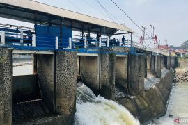 Pintu Bendung Katulampa Bogor yang jebol diperbaiki hari ini