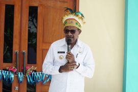 Pemkot Jayapura pasang Bendera Merah Putih di sepanjang Jalan Holtekamp