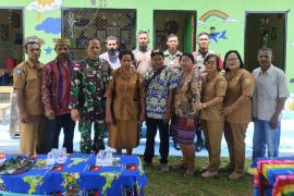 Satgas Pamtas RI-PNG perbaiki fasilitas belajar TK Awus di Keerom