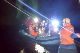 Menegangkan, evakuasi pasangan lansia korban banjir di Sampit dibayangi kemunculan buaya