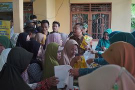 Warga Amparaya HSS antusias belanja di pasar murah program BTT