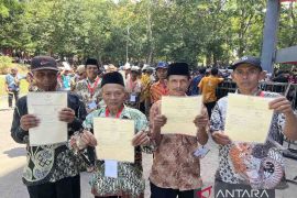 Warga Banyuwangi bahagia mendapat sertifikat tanah dari Presiden Jokowi