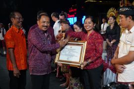 Bupati Klungkung beri penghargaan pemilik usaha taat bayar pajak