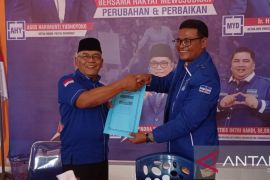 Mantan Bupati Pasbar Yulianto resmi serahkan dokumen persyaratan pencalonan ke Partai Demokrat