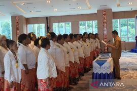 Pj Gubernur Papua lantik pengurus lembaga pemberdayaan perempuan adat