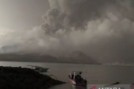 Warga diimbau gunakan masker hindari dampak abu Gunung Ruang