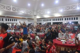 Nobar Timnas U-23 di rumah dinas Bupati Banyuasin silaturahim dan tak ada sekat